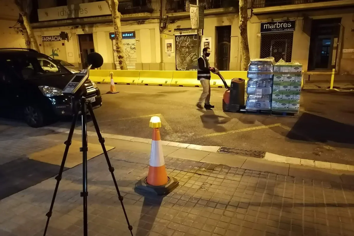 Mesura de soroll nocturna al carrer amb sonòmetre sobre trípode